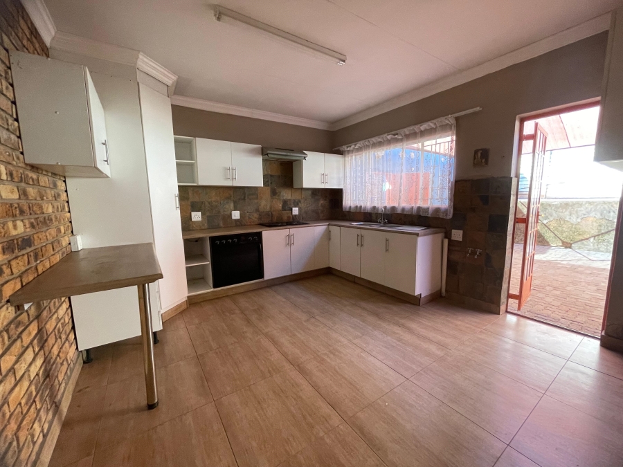 6 Bedroom Property for Sale in Ifafi North West